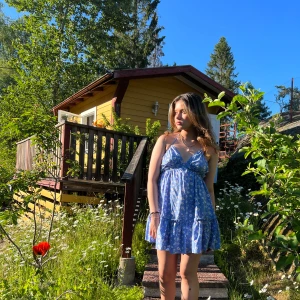 Sommarklänning - En superfin sommarklänning men knytning på ryggen. Verkligen så fin men har tyvärr inte kommit till användning så lägger ut nu för o se hur mycket jag kan få för den. Skriv för flera bilder 