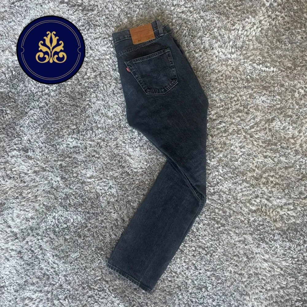 Galet snygga Levis 501 jeans i mörkgrå färg som passar till allt! | 9/10 skick | ⚜️ Nypris ~1000kr ⚜️| Hör av dig vid några frågor :)  . Jeans & Byxor.