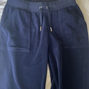 Juicy couture byxor  - Säljer nu mina juicy couture byxor i färgen ”night sky” i storlek xs då dom inte kommer tills användning längre dom är använda men mycket fint skick nypris är 1 199 säljer för 399💞