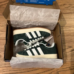 Adidas campus 00s - Helt nya och oanvända adidas campus 00s i färgen ”dark green” i storlek 37 1/3.