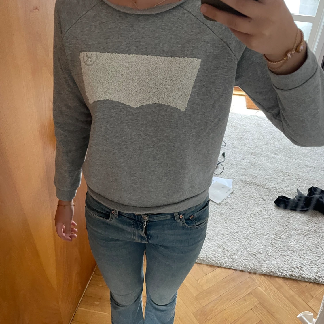 Levi’s sweatshirt  - 91