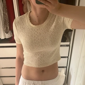 Zara topp - Säljer denna sjukt söta topp ifrån zara som inte säljs längre. I jättefint skick utan defekter. Säljer då den börjar bli för liten för mig. Bara att skriva om funderingar, använd gärna ”köp nu”💘💘
