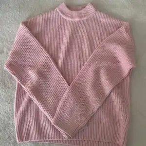 Säljer denna jätte gulliga rosa stickade tröjan i storlek S för 60kr Använt den 1-2 gånger så den är i jätte bra skick💕💕