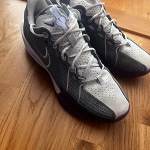 Nike Gt cut 3 - Använda 5-7 gånger på grund av att de är för små men funkar som vanligt såklart. Nypris 2349:- box ingår också