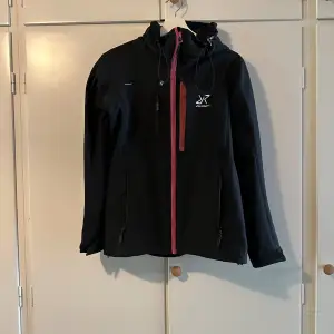 Soft shell jacket from Revolution Race, used once. As good as new!