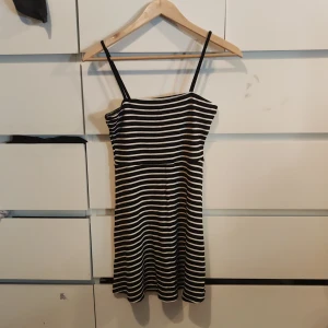 Klänning - Bra skick, djur finns i hemmet