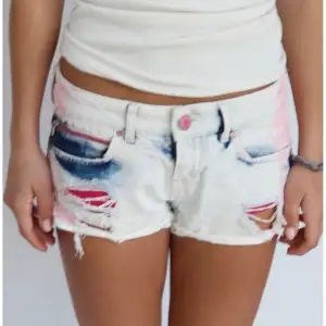 Säljer dessa skit snygga shorts köpta från seenit❤️ Midjemått tvärs över: 38cm Midjehöjd: 19cm