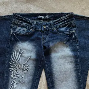 Säljer dessa superfina Crazy Age jeans i superfint skick. Passar båda lågmidjade och bootcut. Står ingen specifik storlek men  passar mig som har 38, och kanskicka måtten. Kolla gärna min profil da jag lägger upp mycket liknande 💛