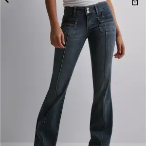Jätte snygga Jeans med små fickor från nelly. lite slitningar längst ner för att de är ganska långa, annars inga defekter. Nypris är 699.