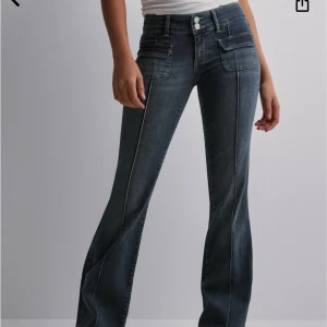 Nelly jeans - Jätte snygga Jeans med små fickor från nelly. lite slitningar längst ner för att de är ganska långa, annars inga defekter. Nypris är 699.