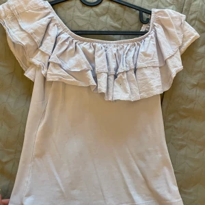 Volang topp - Söt topp med volanger, som ny