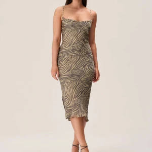 Adoore Vienna Dress - Adoore klänning i modellen ”Vienna”. Storlek 36, oanvänd med prislapp kvar🦓🦓🧡