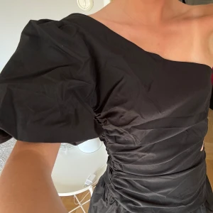 så snygg klänning - Aldrig använd! Storlek S, så snygg och vacker 🥹💕 perfekt för sommarens festligheter 🥰😙🔥