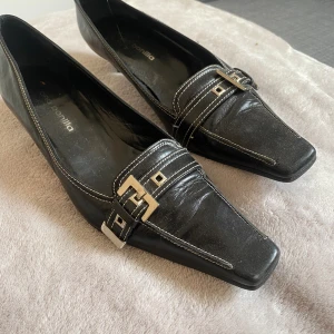 Svarta skor - Suuuuperfina svarta skor med en liten klack! Köpta i Barcelona! 