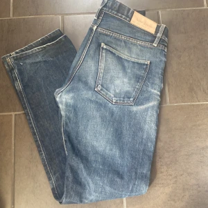 Acne jeans  - Säljer nu mina riktigt snygga acne jeans, då dem inte kommer till användning, skick 8/10 och inga defekter, nypris på dessa ligger på 3000 och mitt pris 249. Är 185 och de sitter bra på mig. Tveka inte på att höra av dig vid funderingar, mvh/olle.