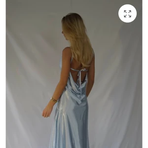 Ljusblå klänning  - Säljer min fina balklänning som endast är använd på balen! Så himla fin och den är i jättebra skick!💞nypris är 1195, säljer för 900, men priset kan diskuteras🫶🏼