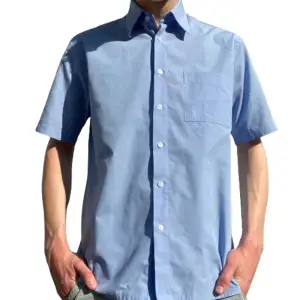 Säljer denna ljusblå YSL-Skjortan. Mycket bra skick, inga defekter. Modellängd 180CM (se bild 5). 