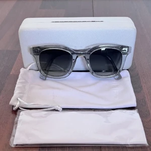 CHIMI GREY 02 - Säljer dessa stilrena chimis i modell 02. Glasögon är endast använda en gång, skick 10/10. Kvitto, lådor, dukar, etc medföljer vid köp. Tveka inte att höra av er vid frågor! 