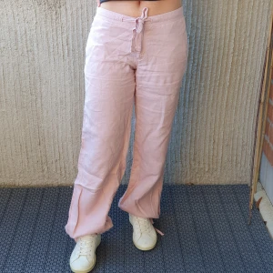 Ljusrosa linnebyxor - Härliga linnebyxor som man kan justera både vid anklarna och i midjan. Perfekta byxor i väldigt fint skick som passar året runt.