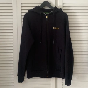 Boss Zip hoodie  - Fräsch tröja, köpt för 4månader sen säljer den p.g.a att jag är i behov av pengarna.  Storlek S passar också M