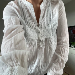 Vit skjortblus  - Söt tunn skjortblus med knappar och lite gammaldags stil. Mycket bra skick! Pm för mer info!🤍