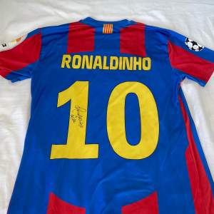 Säljer denna riktigt snygga och sällsynta Barca tröjan. Med Ronaldinho på ryggen plus hans signatur. Tror denna tröja inte går att få tag i på annat sätt!!