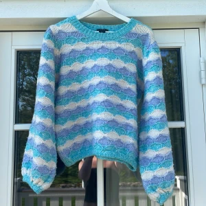 Stickad tröja - Färgglad stickad tröja med ballongärmar från Lindex🩵💜använd en gång och är i mycket fint skick!!! Storlek M