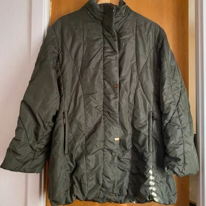 Jacka  - Fint skick, vet inte riktigt vad det är för modell eller material men väldigt skönt material. Den sista bilden är inuti jackan så inget som syns.