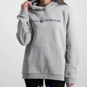Säljer denna gråa hoodie från sail racing i storlek 160! 