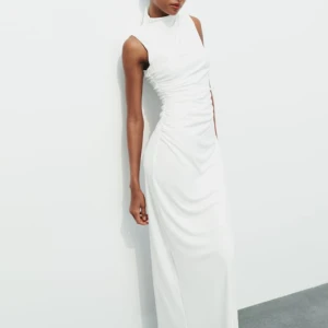 ZARA vit klänning - Använd vid ett tillfälle Ren och fin Storlek L (liten i storlek)