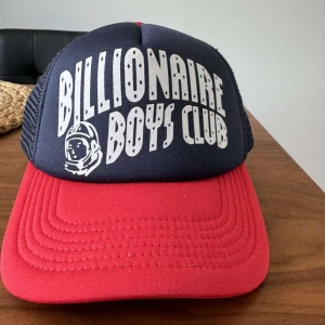 Billionaire Boys Club trucker keps  - Billionaire Boys Club keps, riktigt bra skick! Köpt för 650kr men säljer för 150kr, pris kan även diskuteras
