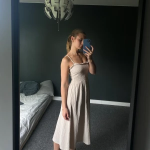 Beige klänning  - Jättefin beige klänning nu till sommaren. Mycket sparsamt använd och väldigt skön i materialet. 