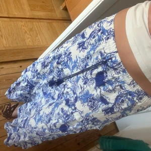 Långkjol - Superfin långkjol, säljer då jag hade velat ha den längre. Har jag kjolen i midjan så är de till anklarna på mig, är 172 cm. Så är man kortare så når den ner längre! Storlek S men går att dra åt med snören. Använd endast en gång. Skriv för frågor 🧡