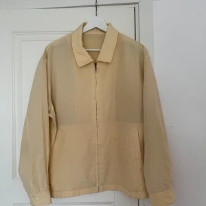 Yves Saint Laurent Jacka - Vintage YSL jacka, köpt i vintage butik i London. Tunnare material, perfekt för sommaren i en fin ljusgul färg.  Skick: 4/5 Pris: 1200 Notering: bra skick Inga returer eller byten. 