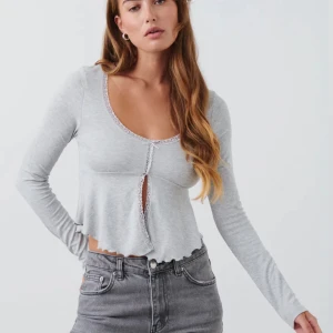 Grå Gina topp  - Säljer denna skor söta topp från Gina💕 Storlek xs och den är i jätte bra stick har bara använt den en gång💕 skriv för fler bilder💕