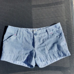 Lågmidjade shorts - Jättesöta lågmidjade short som tyvärr är för små för mig. 