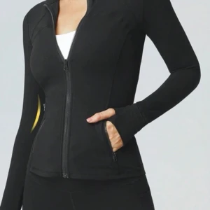 Träningsjacka  - Skön träningsjacka i mycket bra skick. Material är världigt stretchig så passar även storlek S. Skriv privat för mer bilder❤️