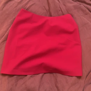 Röd minikjol - Säljer denna röda minikjol