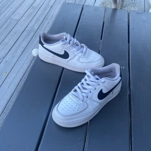 Nike Air force 1 skor - Skick 8/10      Säljer för att dem är för små.        Köpt för 1400     Pris kan diskuteras.       Stora i  storleken 