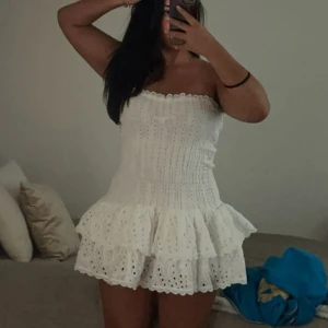 Vit sommar klänning  - Säljer denna super söta klänning. Den är super gulligt och perfekt till sommaren eller studenten. Jag har vannligt vid 38 men gott upp till 40 i denna( då den va liten i storleken)  o den passar bra. pris kan diskuteras 