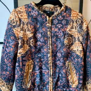 Bomberjacka - H&M - Mönstrad bomberjacka från H&M. Storlek 34. Mycket fint skick - endast använd ett fåtal gånger 🌸