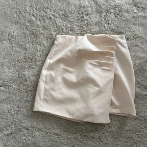 Shorts/kjol - Jätte fin shorts/kjol som jag köpte förra våren men använde endast en gång så den är i mycket bra skick🥰