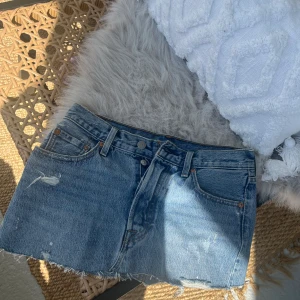 Lågmidjad jeans kjol levis - Jätte snygg Lågmidjad jeanskjol från Levis! 💞 Det står en 26 men den är som S! Säljer du den är lite förstor för mig 💞Föreslå ett pris! 