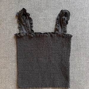 Svart linne  - Perfekt för sommaren och funkar perfekt som festtopp!  Svart linne från PIECES i jättebra skick, har knappt använt. Storlek S 