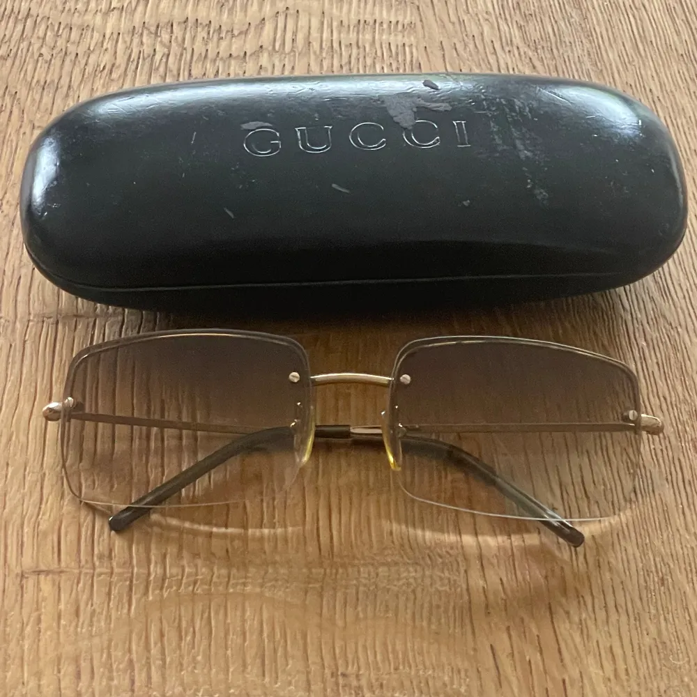 Vintage solglasögon från Gucci i nyskick. Referensnummer: GG1653/s. Asusteet.