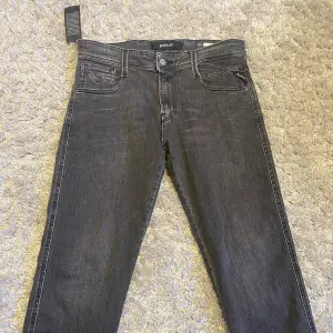 Säljer mina sprillans nya replay jeans då de bara samlar damm i garderoben. Köptes för runt ett halv år sedan. Skriv ifall ni har några funderingar! 
