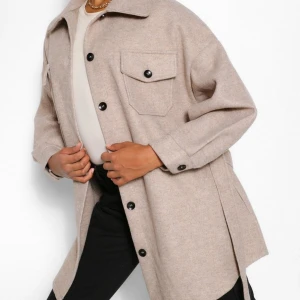 Beige skjortjacka från nelly 🤎 - Superfin skjortjacka i beige som köptes för några år sedan, säljs inte i deras hemsida längre, perfekt till våren eller hösten! Pris kan diskuteras