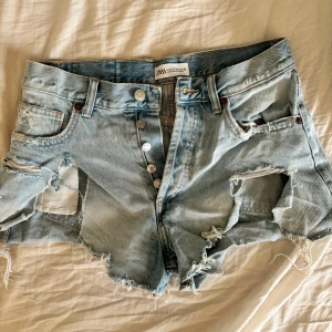 Zara Jeans Shorts - Ljusblåa lågmidjade jeansshorts från Zara.