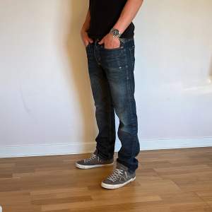 Replay Jeans med en slitning | Storlek 31/31 | Pris - 449kr | Modellen är ca 175cm lång | Fraktar via PostNord eller Instabox på köparens bekostnad | Hör av dig vid minsta fråga eller fundering!!