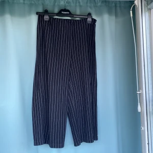 Byxa  - Svart/vit randig byxa i vid modell  Använd ett par gånger 